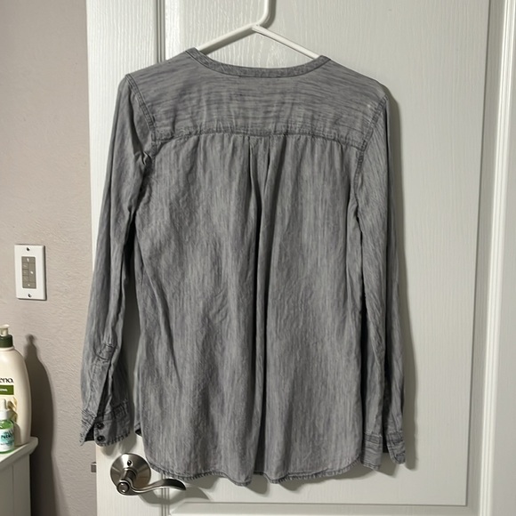 Never Worn! Very Cute! Loft Button Down Grey Shirt, Size Small. - Picture 4 of 5